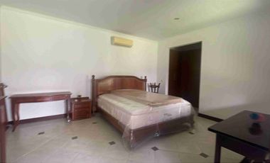 Disewakan Rumah 3 kamar luas 4 are di kawasan Elite Renon dengan halaman dan parkir luas