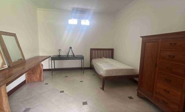 Disewakan Rumah 3 kamar luas 4 are di kawasan Elite Renon dengan halaman dan parkir luas