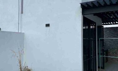 vendo h casa como nueva en Colonia Atlanta a un lado de urbi balboa.