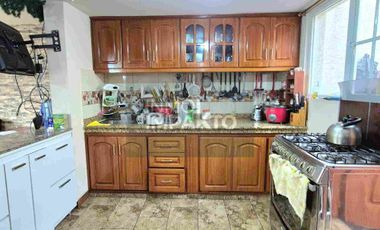 Casa Rentera Esquinera en Venta La Magdalena Sur de Quito