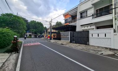 Lokasi strategis! Unit bersih dan terawat Disewakan Rumah 3lt siap huni di Tomang kepa raya