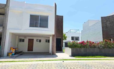 CASA EN RENTA EN LOMAS DE ANGELOPOLIS COM JARDIN GRANDE DE 100 M², CON 4 RECAMARAS CON BAÑO, PARQUE COAHUILA