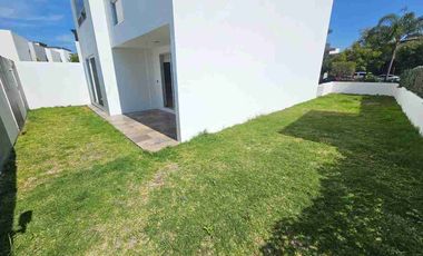CASA EN RENTA EN LOMAS DE ANGELOPOLIS COM JARDIN GRANDE DE 100 M², CON 4 RECAMARAS CON BAÑO, PARQUE COAHUILA
