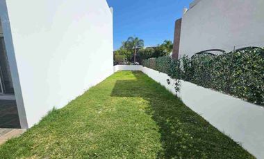 CASA EN RENTA EN LOMAS DE ANGELOPOLIS COM JARDIN GRANDE DE 100 M², CON 4 RECAMARAS CON BAÑO, PARQUE COAHUILA