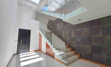 CASA EN RENTA EN LOMAS DE ANGELOPOLIS COM JARDIN GRANDE DE 100 M², CON 4 RECAMARAS CON BAÑO, PARQUE COAHUILA