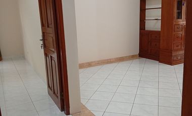 Rumah Komplek Cipete dekat ke Kemang ,LT, 377 m2 /Lb 220 , 200 jt / thn