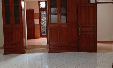 Rumah Komplek Cipete dekat ke Kemang ,LT, 377 m2 /Lb 220 , 200 jt / thn
