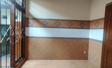 Rumah Komplek Cipete dekat ke Kemang ,LT, 377 m2 /Lb 220 , 200 jt / thn