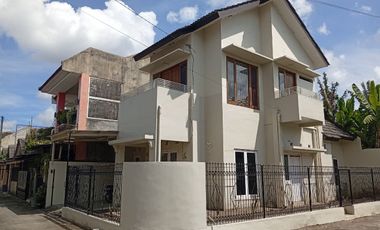 DIJUAL / SEWAKAN RUMAH LOKASI STRATEGIS LINGKUNGAN NYAMAN NGAGLIK SLEMAN JOGJA