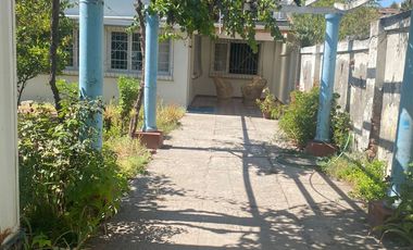 Gran casa en muy buen estado, con 4 dormitorios, 1 baño gigante, antejardín con parronales, y gran  patio