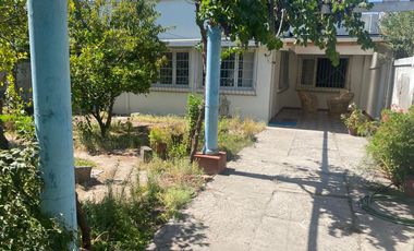 Gran casa en muy buen estado, con 4 dormitorios, 1 baño gigante, antejardín con parronales, y gran  patio