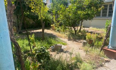 Gran casa en muy buen estado, con 4 dormitorios, 1 baño gigante, antejardín con parronales, y gran  patio