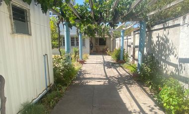 Gran casa en muy buen estado, con 4 dormitorios, 1 baño gigante, antejardín con parronales, y gran  patio
