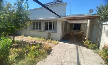 Gran casa en muy buen estado, con 4 dormitorios, 1 baño gigante, antejardín con parronales, y gran  patio