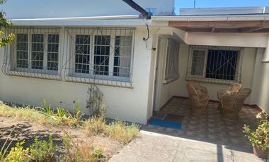 Gran casa en muy buen estado, con 4 dormitorios, 1 baño gigante, antejardín con parronales, y gran  patio