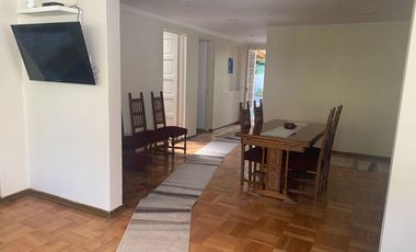 Gran casa en muy buen estado, con 4 dormitorios, 1 baño gigante, antejardín con parronales, y gran  patio