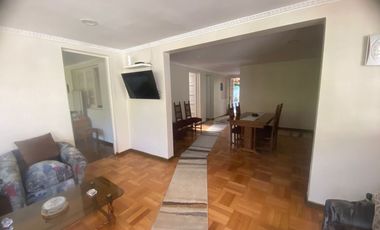 Gran casa en muy buen estado, con 4 dormitorios, 1 baño gigante, antejardín con parronales, y gran  patio