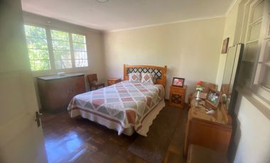 Gran casa en muy buen estado, con 4 dormitorios, 1 baño gigante, antejardín con parronales, y gran  patio