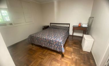 Gran casa en muy buen estado, con 4 dormitorios, 1 baño gigante, antejardín con parronales, y gran  patio