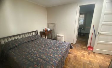 Gran casa en muy buen estado, con 4 dormitorios, 1 baño gigante, antejardín con parronales, y gran  patio