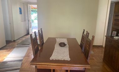 Gran casa en muy buen estado, con 4 dormitorios, 1 baño gigante, antejardín con parronales, y gran  patio