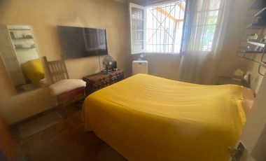 Gran casa en muy buen estado, con 4 dormitorios, 1 baño gigante, antejardín con parronales, y gran  patio