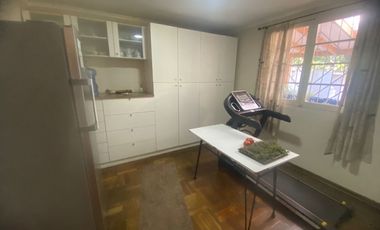 Gran casa en muy buen estado, con 4 dormitorios, 1 baño gigante, antejardín con parronales, y gran  patio