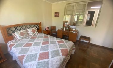 Gran casa en muy buen estado, con 4 dormitorios, 1 baño gigante, antejardín con parronales, y gran  patio