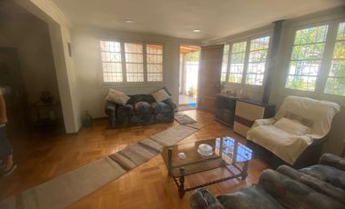 Gran casa en muy buen estado, con 4 dormitorios, 1 baño gigante, antejardín con parronales, y gran  patio