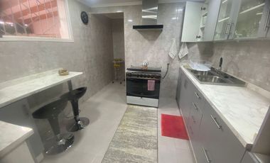 Gran casa en muy buen estado, con 4 dormitorios, 1 baño gigante, antejardín con parronales, y gran  patio