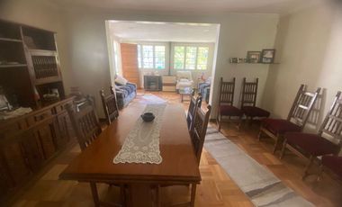 Gran casa en muy buen estado, con 4 dormitorios, 1 baño gigante, antejardín con parronales, y gran  patio