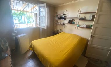 Gran casa en muy buen estado, con 4 dormitorios, 1 baño gigante, antejardín con parronales, y gran  patio