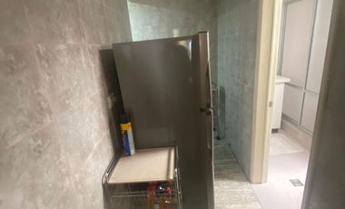 Gran casa en muy buen estado, con 4 dormitorios, 1 baño gigante, antejardín con parronales, y gran  patio