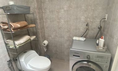 Gran casa en muy buen estado, con 4 dormitorios, 1 baño gigante, antejardín con parronales, y gran  patio