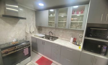 Gran casa en muy buen estado, con 4 dormitorios, 1 baño gigante, antejardín con parronales, y gran  patio