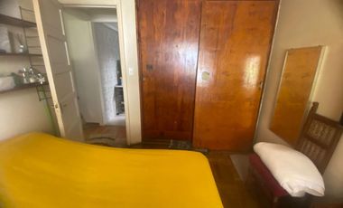 Gran casa en muy buen estado, con 4 dormitorios, 1 baño gigante, antejardín con parronales, y gran  patio