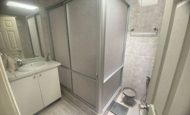 Gran casa en muy buen estado, con 4 dormitorios, 1 baño gigante, antejardín con parronales, y gran  patio