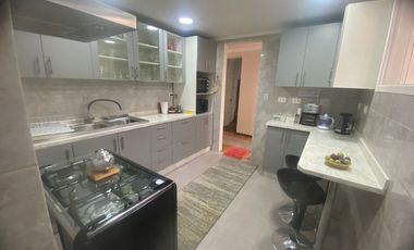 Gran casa en muy buen estado, con 4 dormitorios, 1 baño gigante, antejardín con parronales, y gran  patio