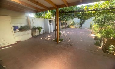 Gran casa en muy buen estado, con 4 dormitorios, 1 baño gigante, antejardín con parronales, y gran  patio