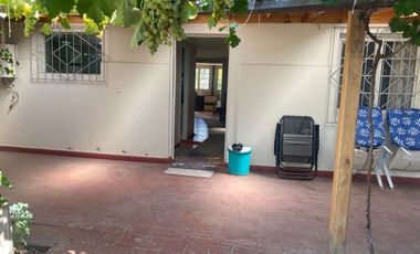 Gran casa en muy buen estado, con 4 dormitorios, 1 baño gigante, antejardín con parronales, y gran  patio