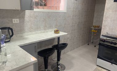 Gran casa en muy buen estado, con 4 dormitorios, 1 baño gigante, antejardín con parronales, y gran  patio