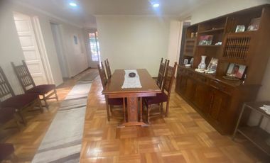 Gran casa en muy buen estado, con 4 dormitorios, 1 baño gigante, antejardín con parronales, y gran  patio