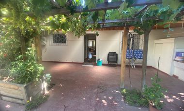 Gran casa en muy buen estado, con 4 dormitorios, 1 baño gigante, antejardín con parronales, y gran  patio