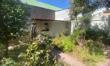 Gran casa en muy buen estado, con 4 dormitorios, 1 baño gigante, antejardín con parronales, y gran  patio