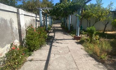 Gran casa en muy buen estado, con 4 dormitorios, 1 baño gigante, antejardín con parronales, y gran  patio