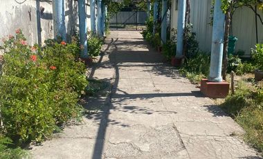 Gran casa en muy buen estado, con 4 dormitorios, 1 baño gigante, antejardín con parronales, y gran  patio