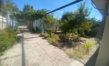 Gran casa en muy buen estado, con 4 dormitorios, 1 baño gigante, antejardín con parronales, y gran  patio