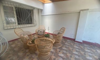 Gran casa en muy buen estado, con 4 dormitorios, 1 baño gigante, antejardín con parronales, y gran  patio