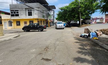 En venta casa y 3 locales comerciales en la Ciudadela la Aurora en Manta