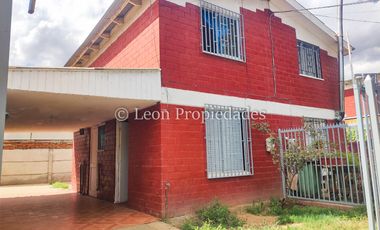 Leon Propiedades vende casa en Curacaví centro.